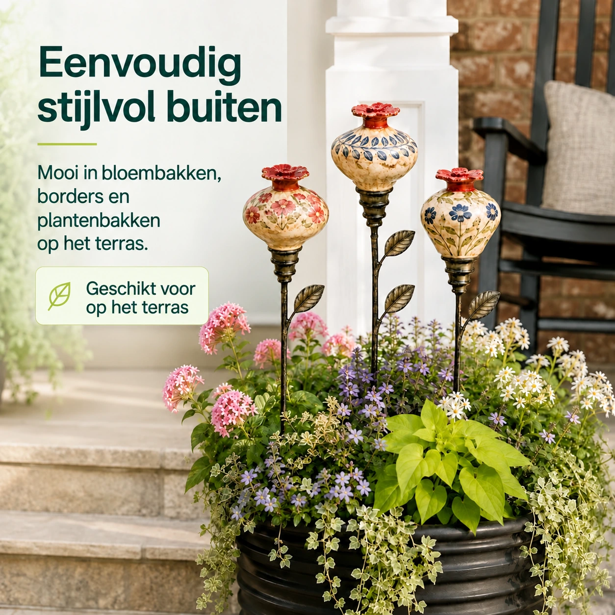 Keramische voeder met plantenmotieven