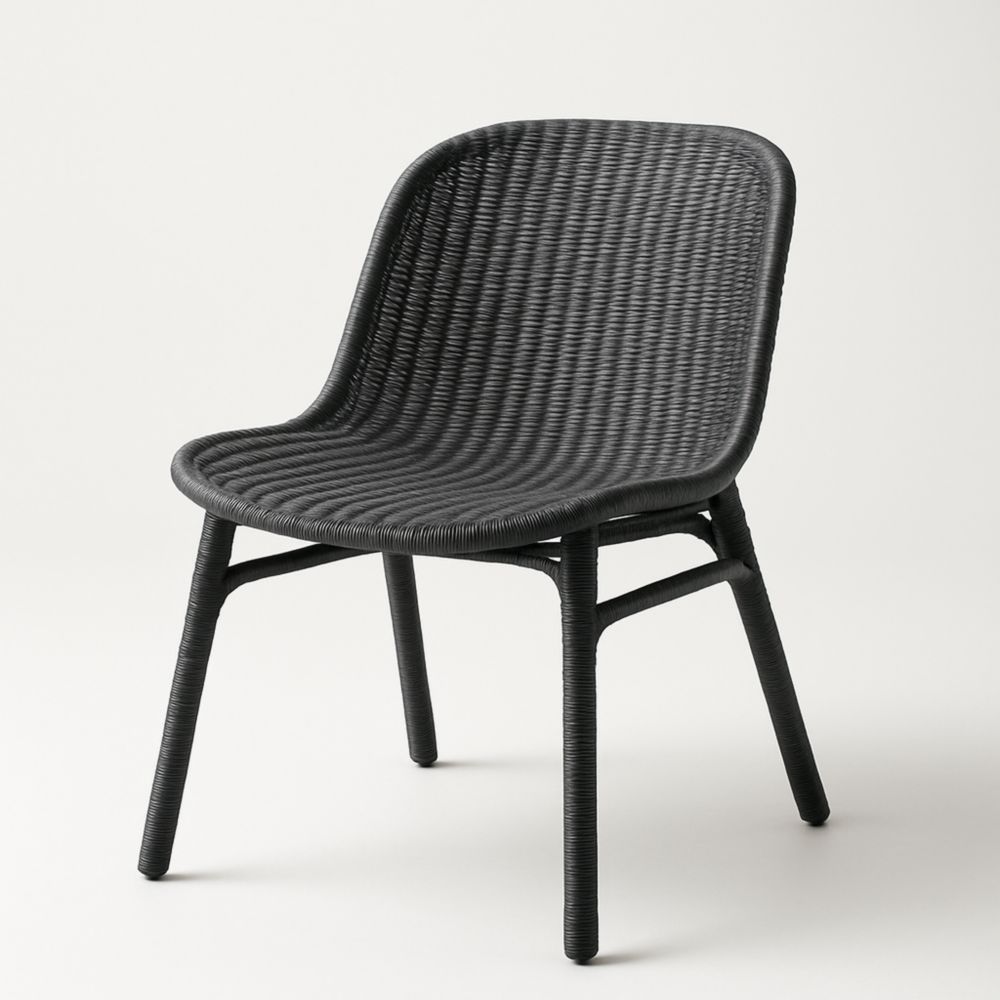 Chaise noire en résine tressée pour l'extérieur