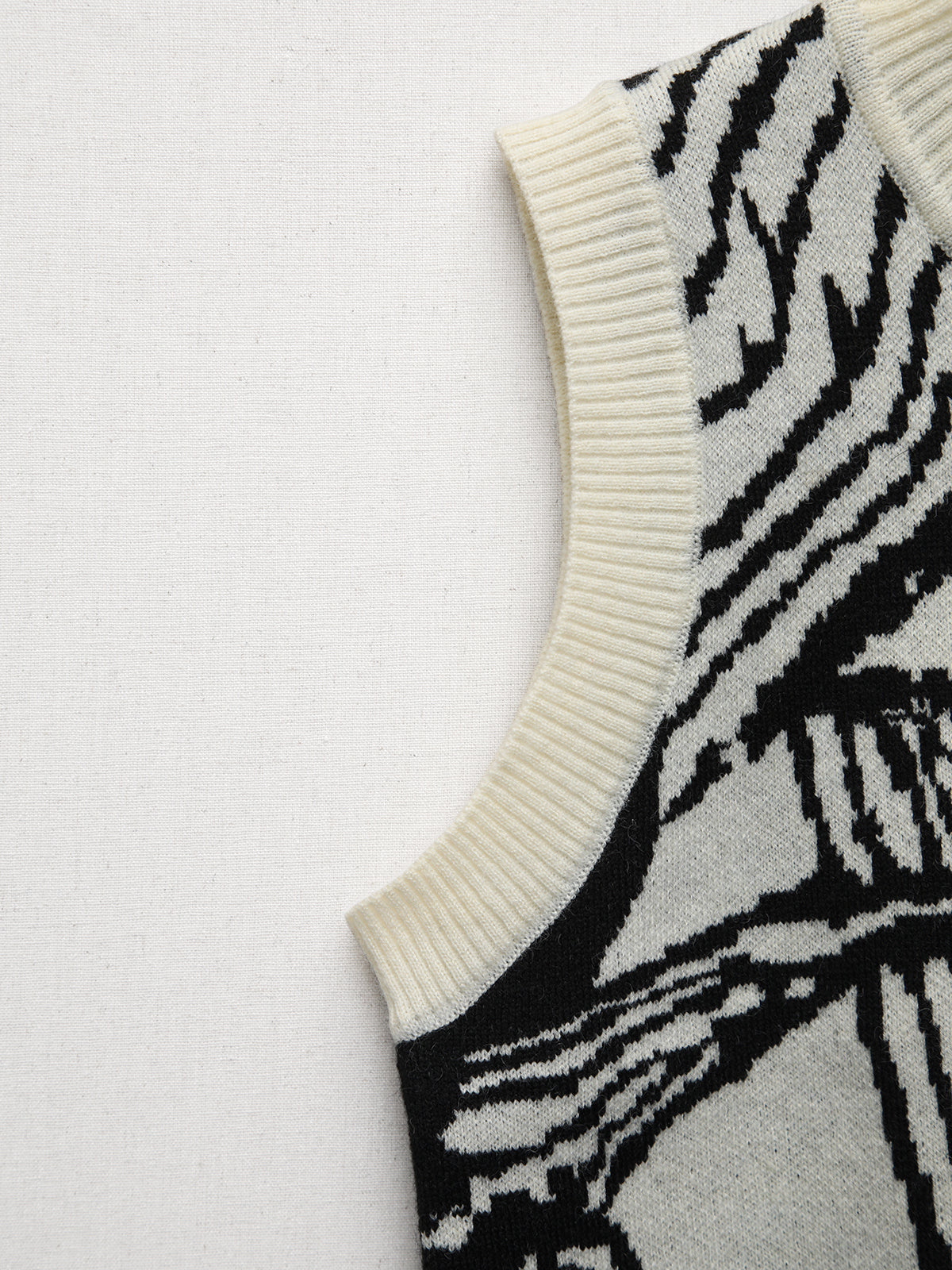 Contrast Trim Floral Sweater Vest-Chicvia