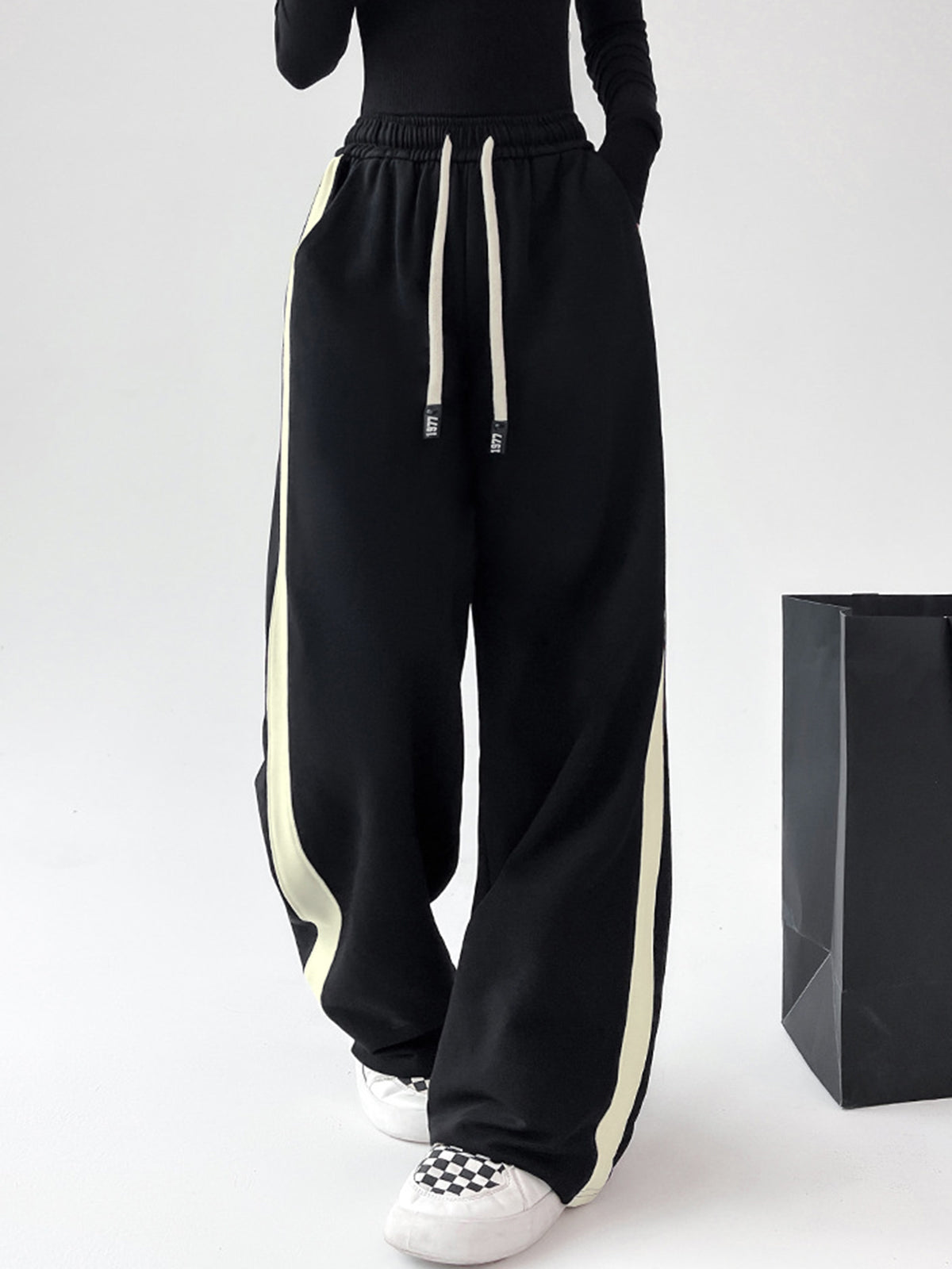 Drawstring Contrast Trim Wide Leg Sweatpants-Chicvia