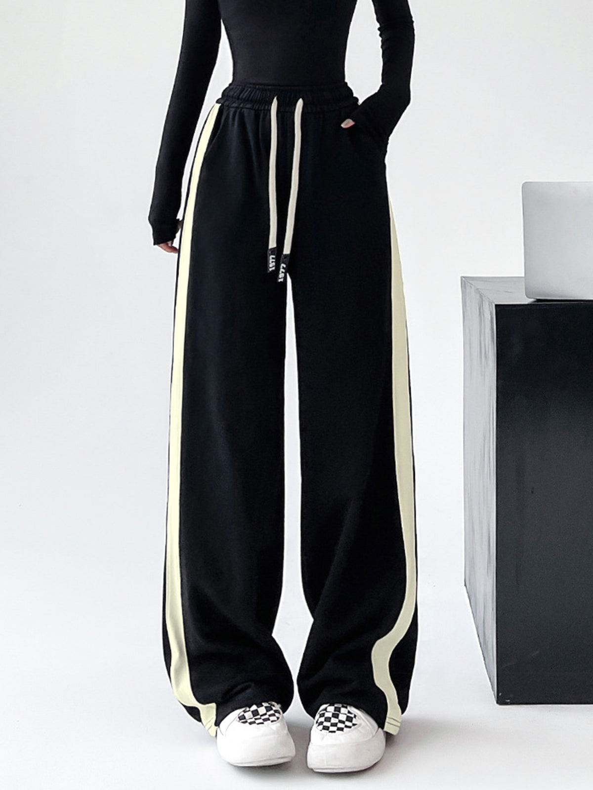 Drawstring Contrast Trim Wide Leg Sweatpants-Chicvia