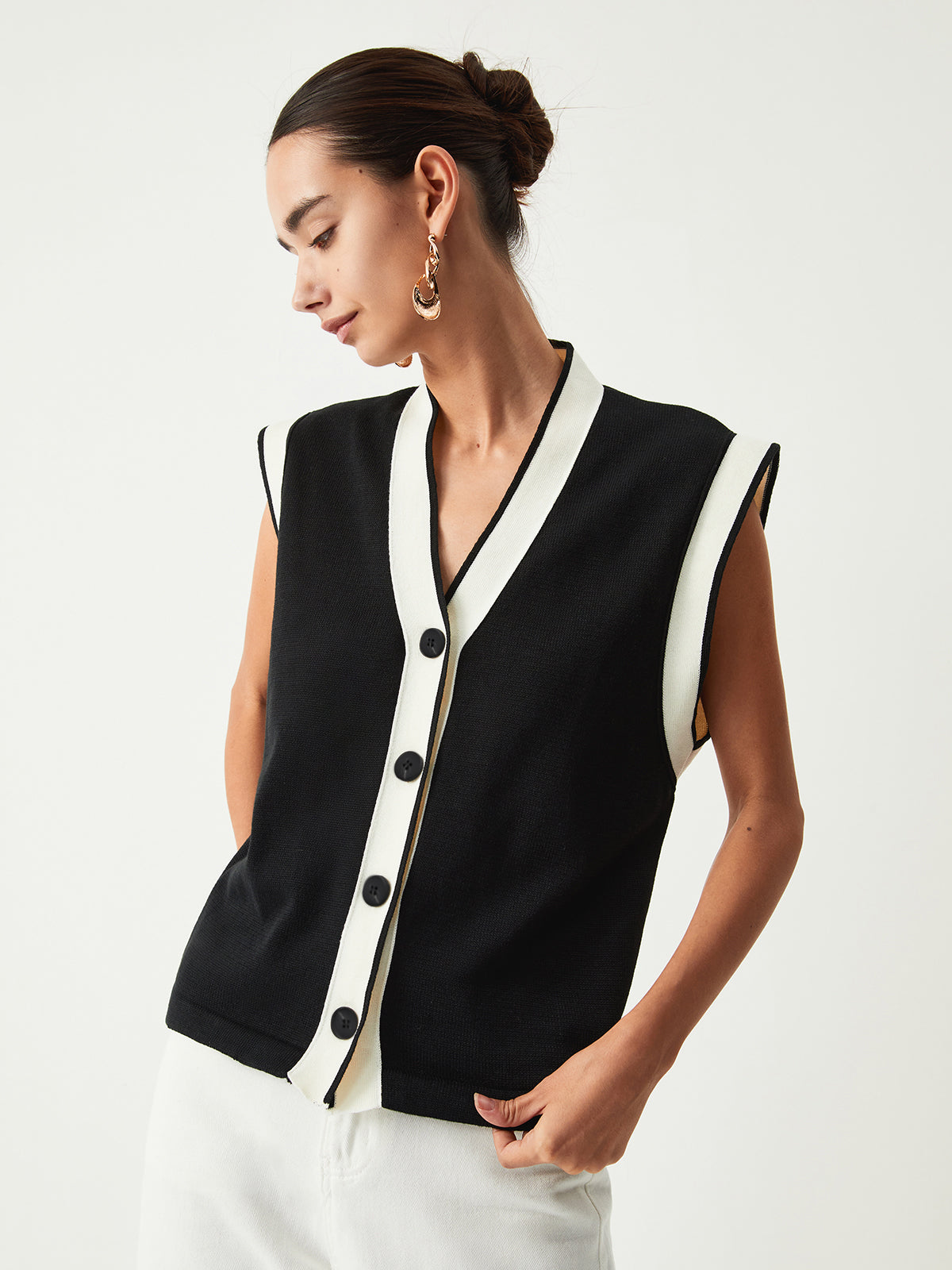 Contrast Trim Sweater Vest-Chicvia