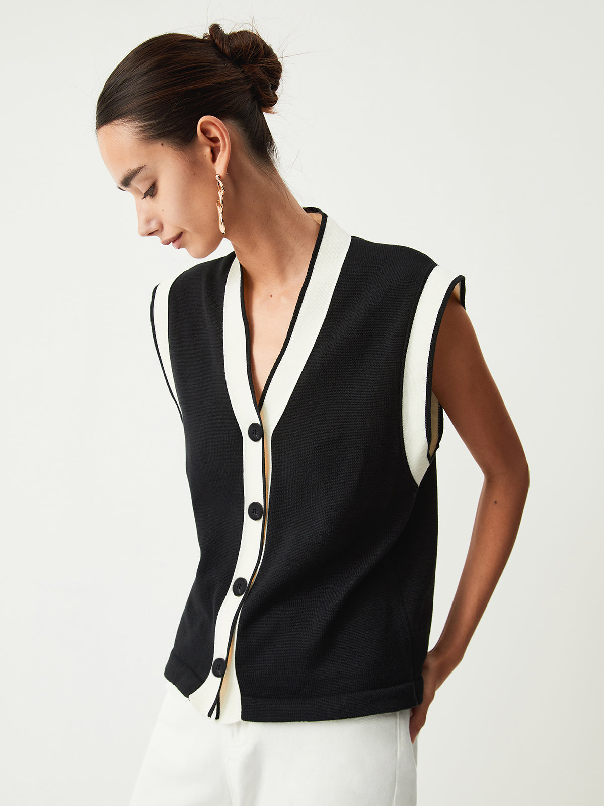 Contrast Trim Sweater Vest-Chicvia