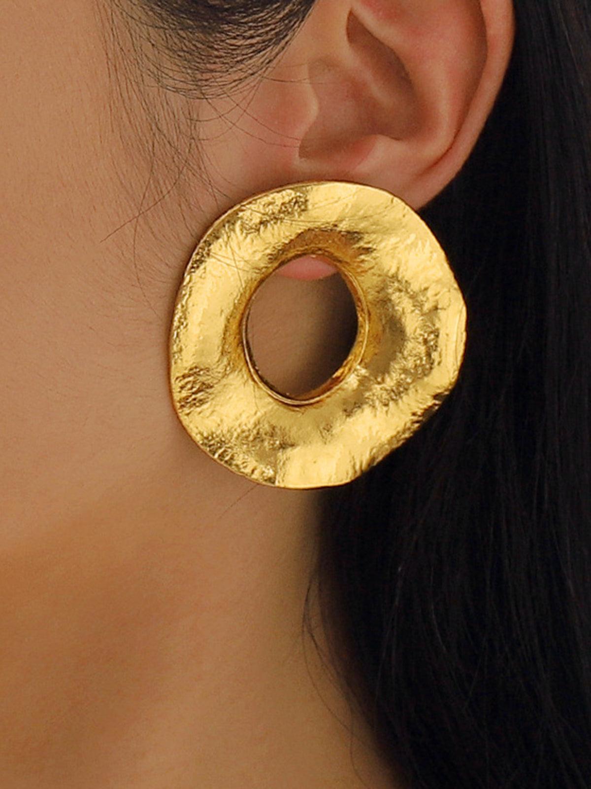 Gold Textured Metal Round Stud Earrings-Chicvia