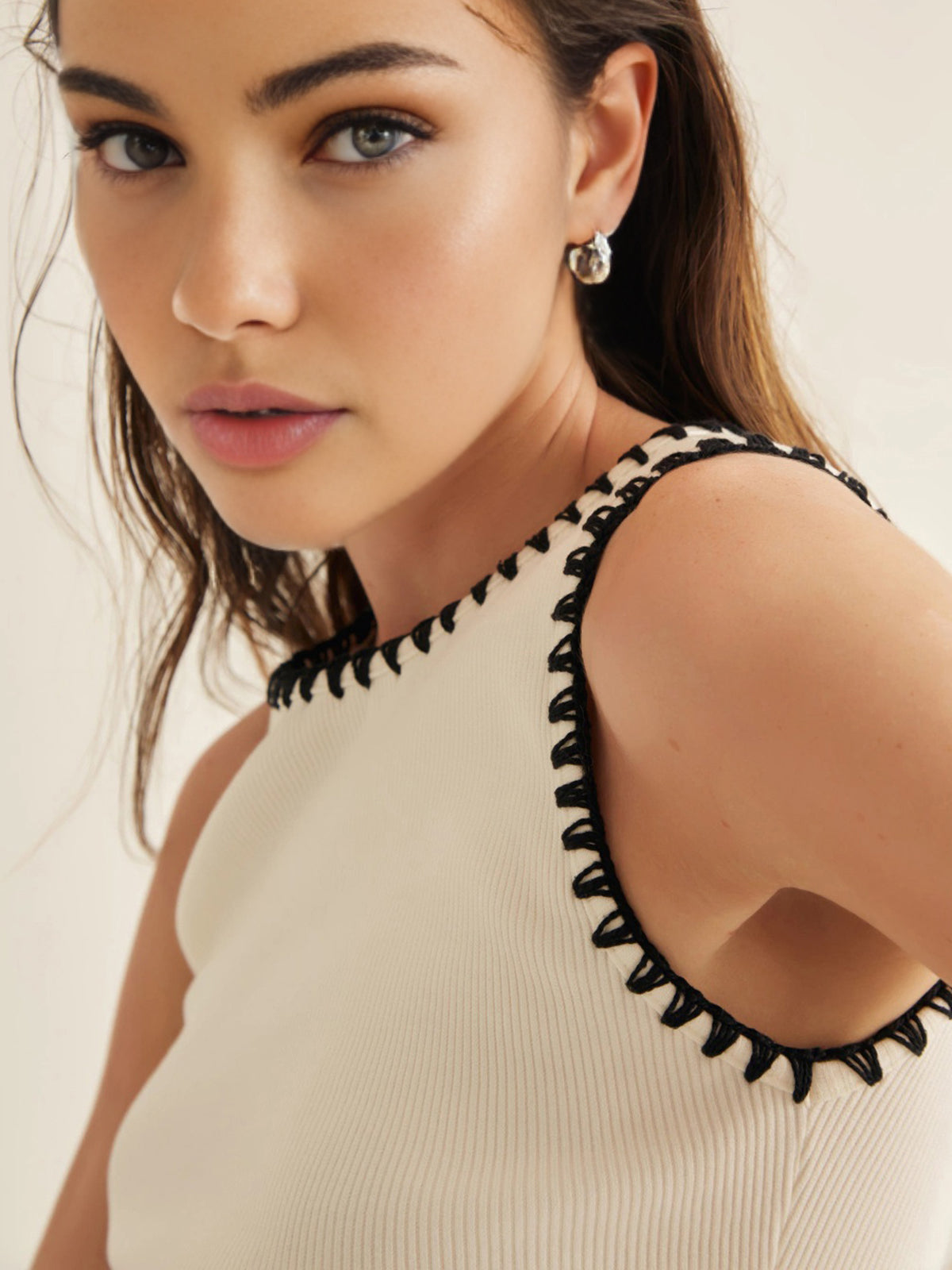 Minimalism Contrast Trim Sweater Vest-Chicvia