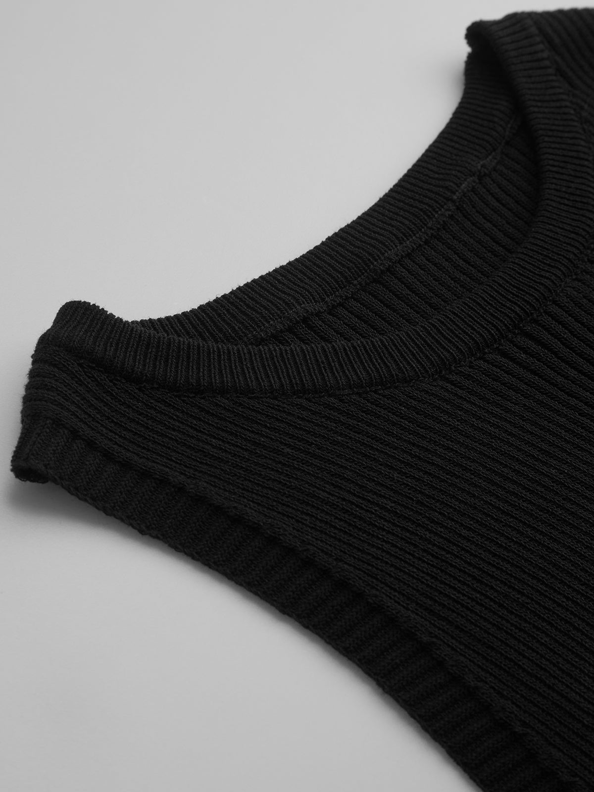 Contrast Trim Slim Sweater Vest-Chicvia