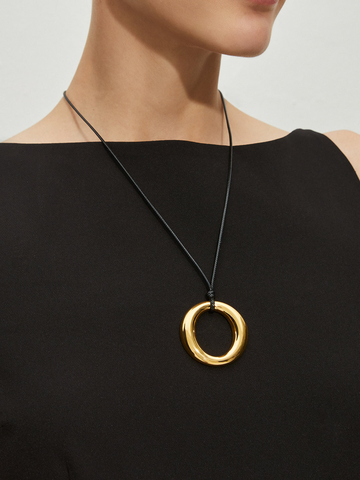 Golden Round Pendant Necklace-Chicvia