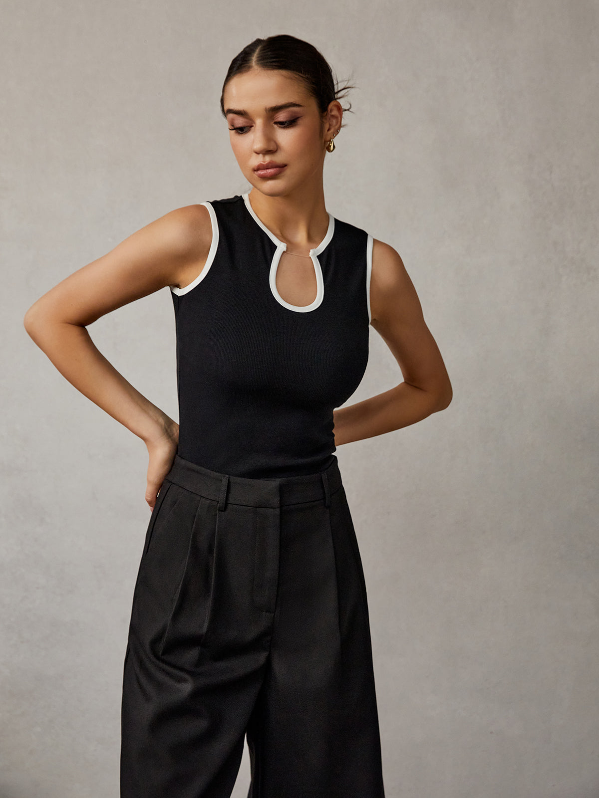 Contrast Binding Keyhole Neckline Tank Top-Chicvia