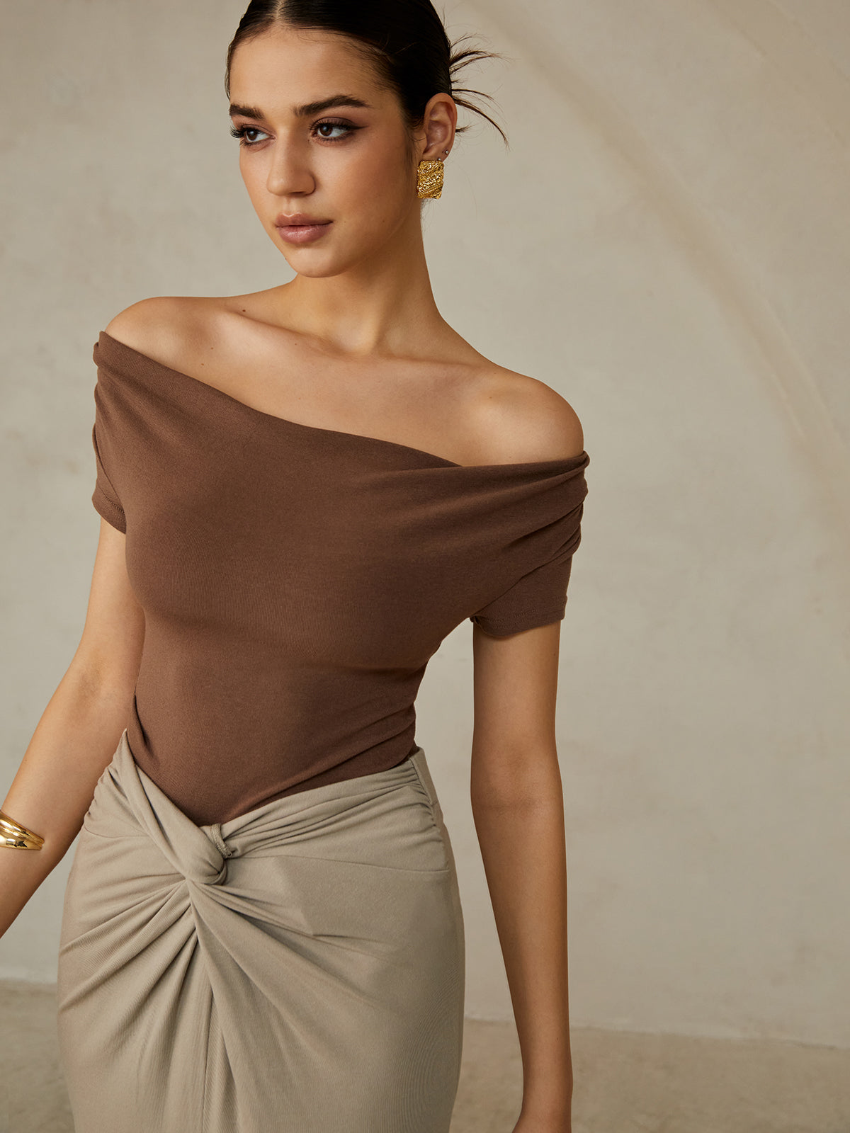 Off-Shoulder Pleated T-Shirt-Chicvia