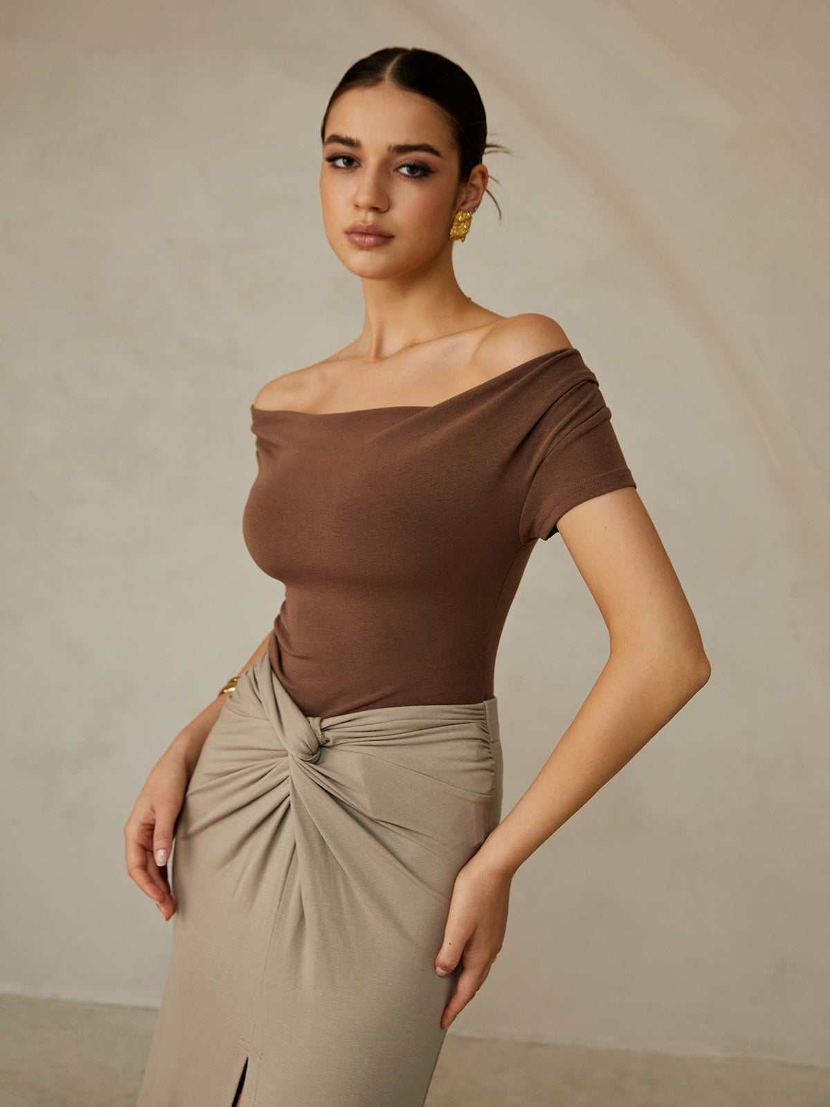 Off-Shoulder Pleated T-Shirt-Chicvia