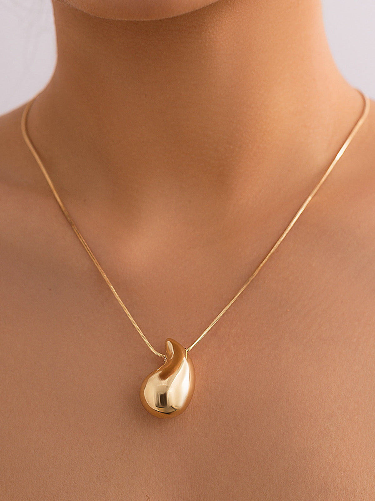Glossy Comma Pendant Necklace-Chicvia