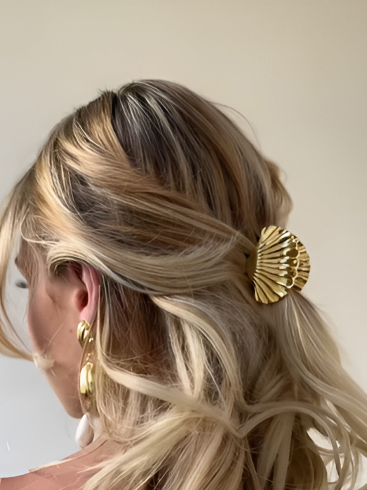 Golden Shell Hair Claw-Chicvia