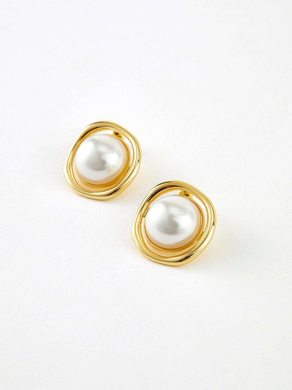 Golden Edge Pearl Stud Earrings-Chicvia