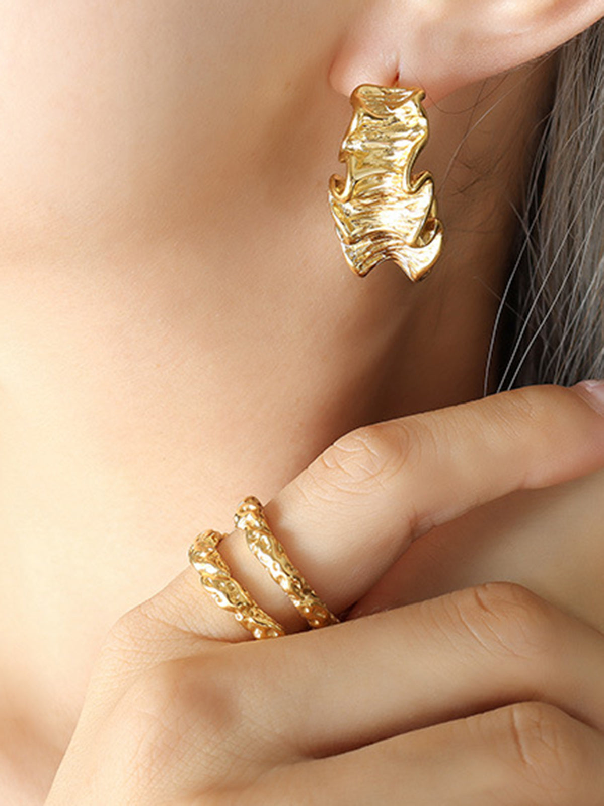 Pleated Wave Textured Hoop Earrings-Chicvia