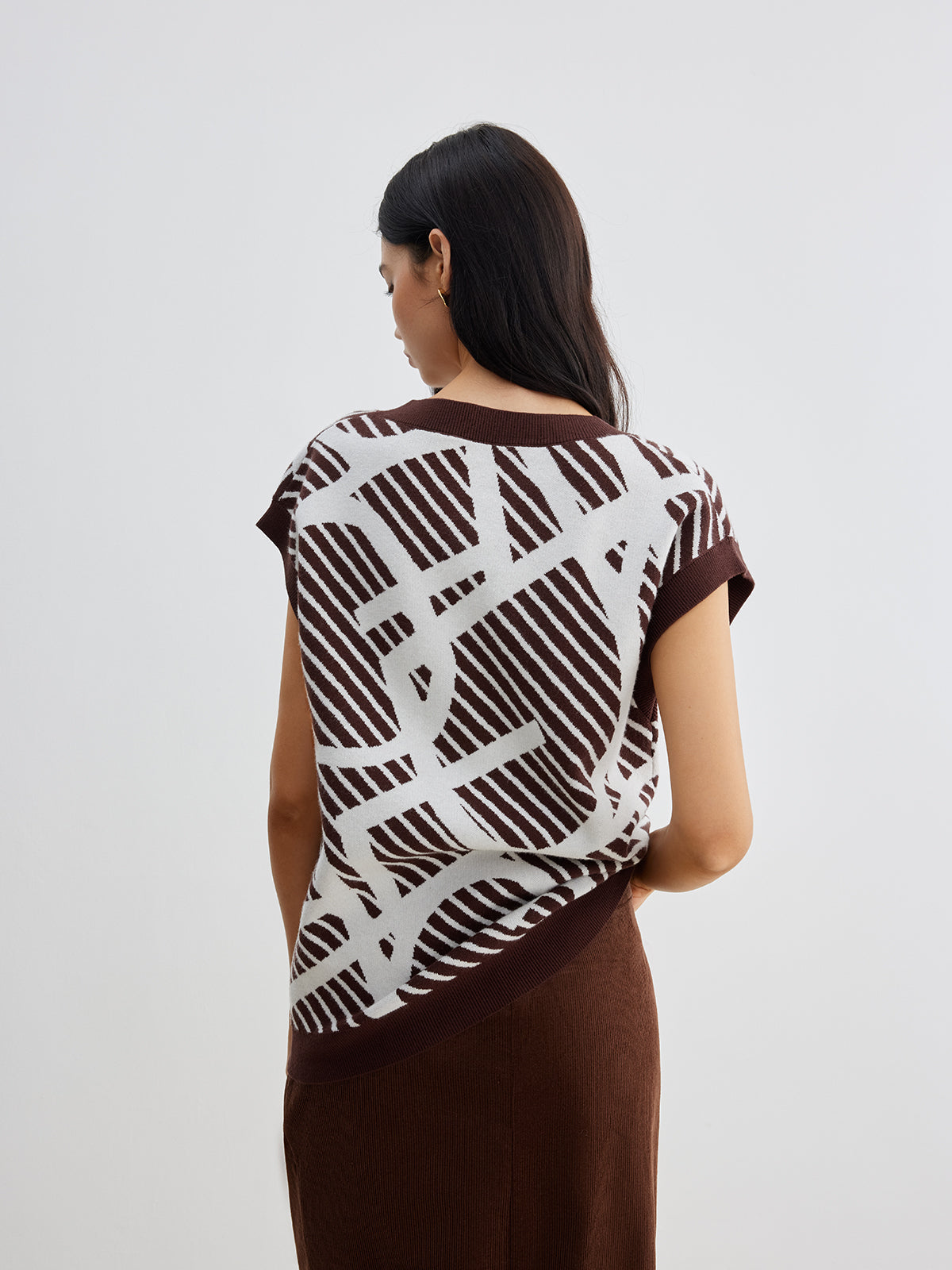 Geometric Contrast Striped Sweater Vest-Chicvia