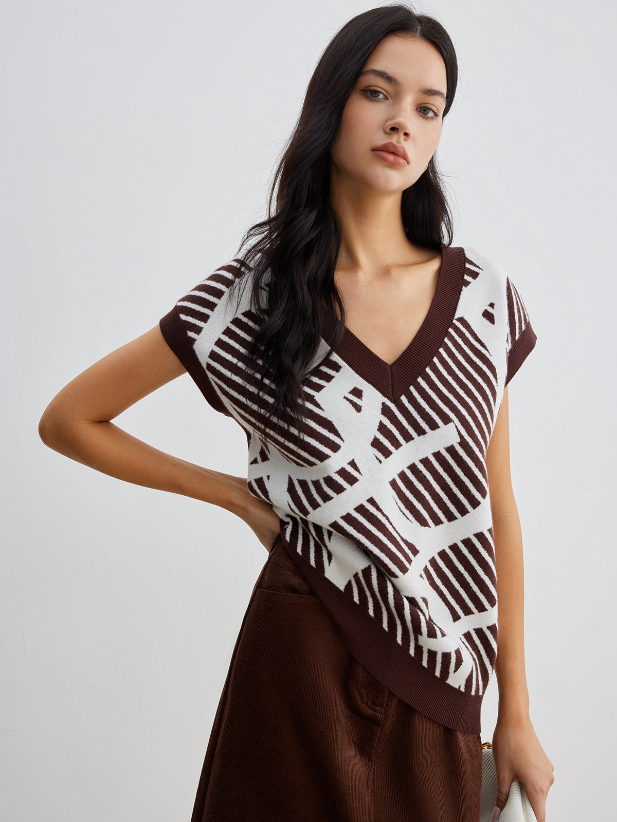 Geometric Contrast Striped Sweater Vest-Chicvia