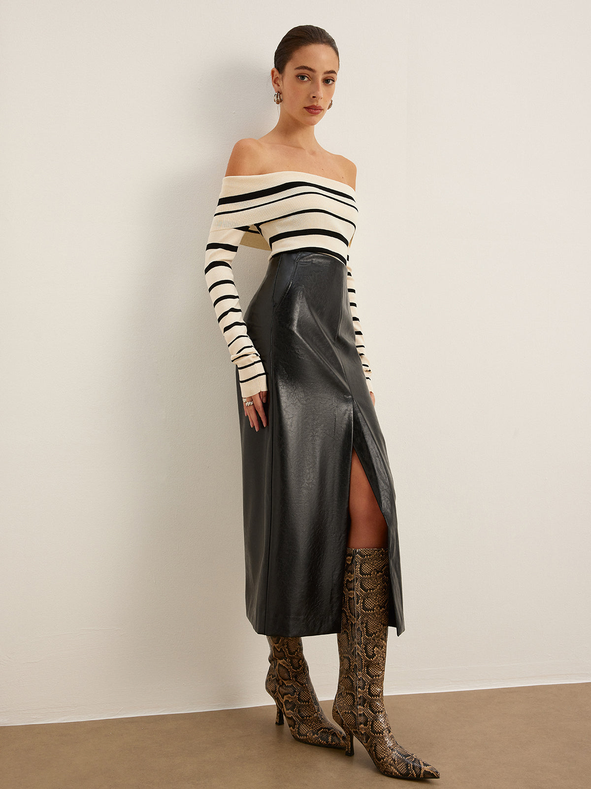 Off-Shoulder Striped Slim Sweater-Chicvia