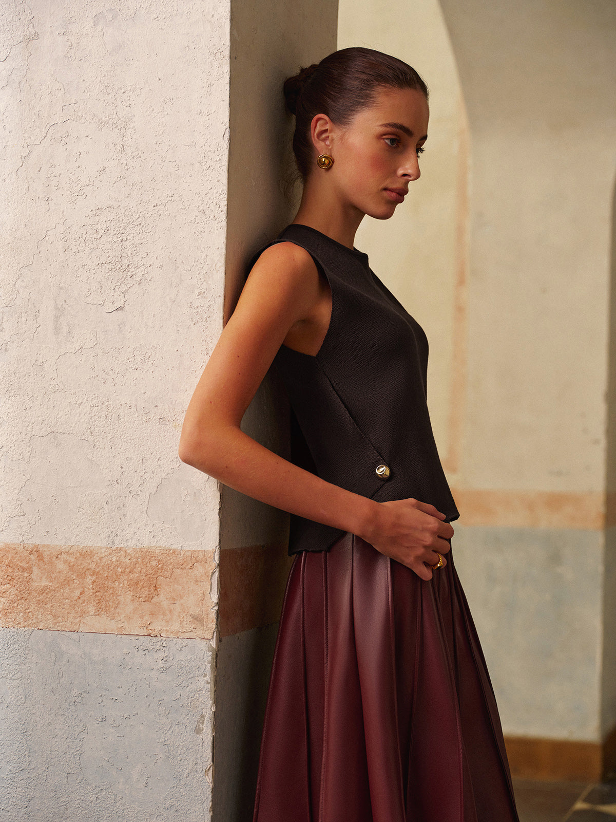 Metal-Detail Regular Fit Sweater Vest-Chicvia