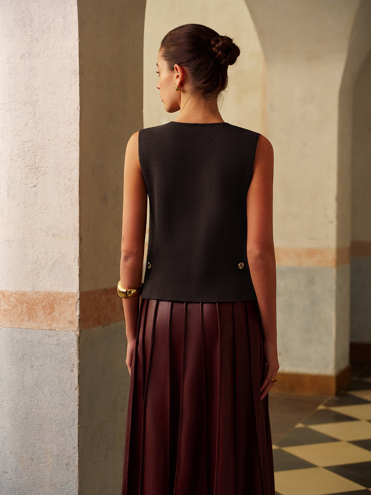 Metal-Detail Regular Fit Sweater Vest-Chicvia