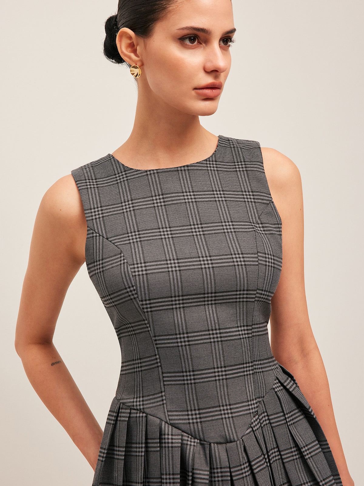 Plaid Pleated Sleeveless Dress-Chicvia
