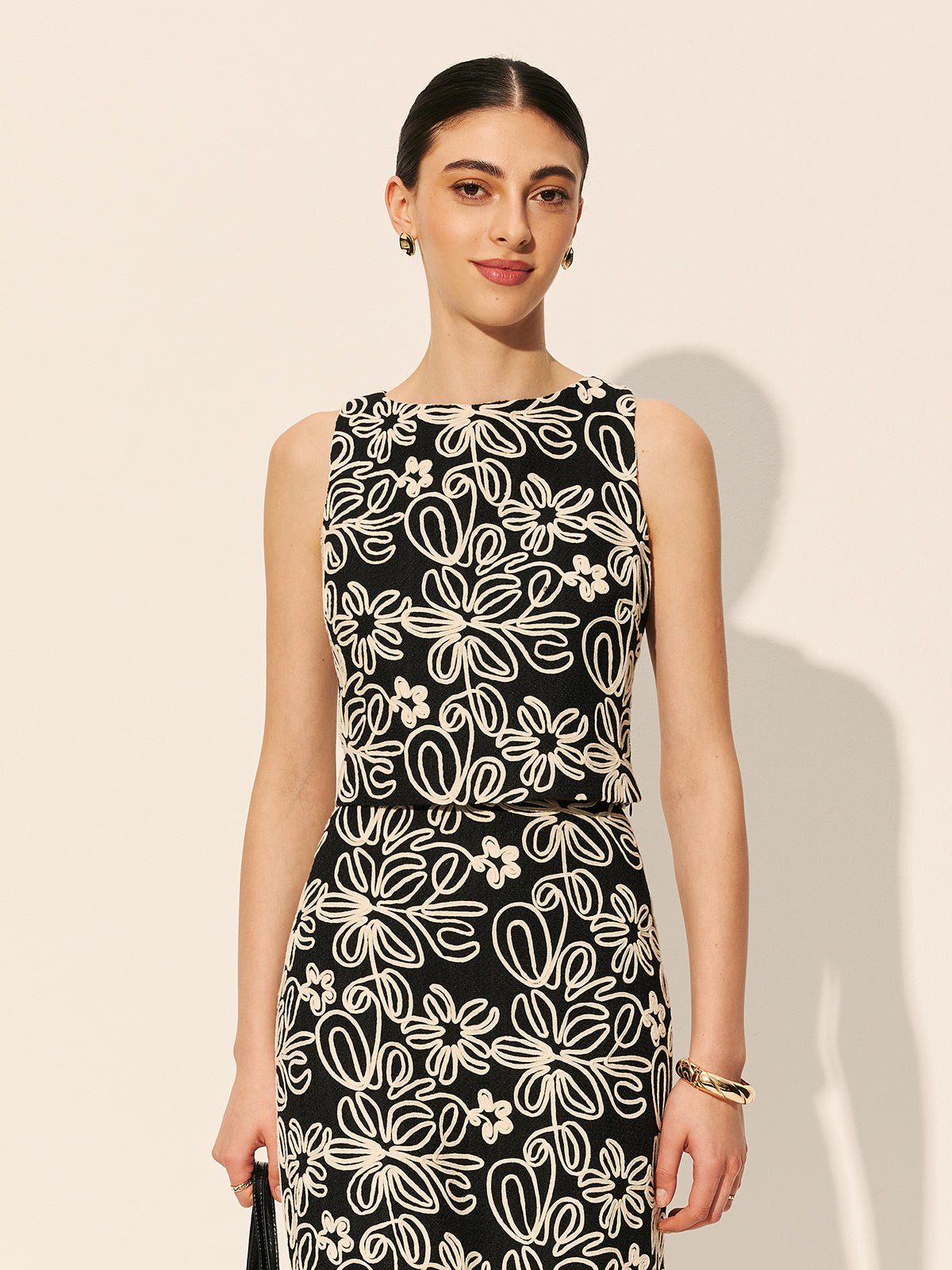 Keyhole Back Floral Embroidered Crop Top-Chicvia