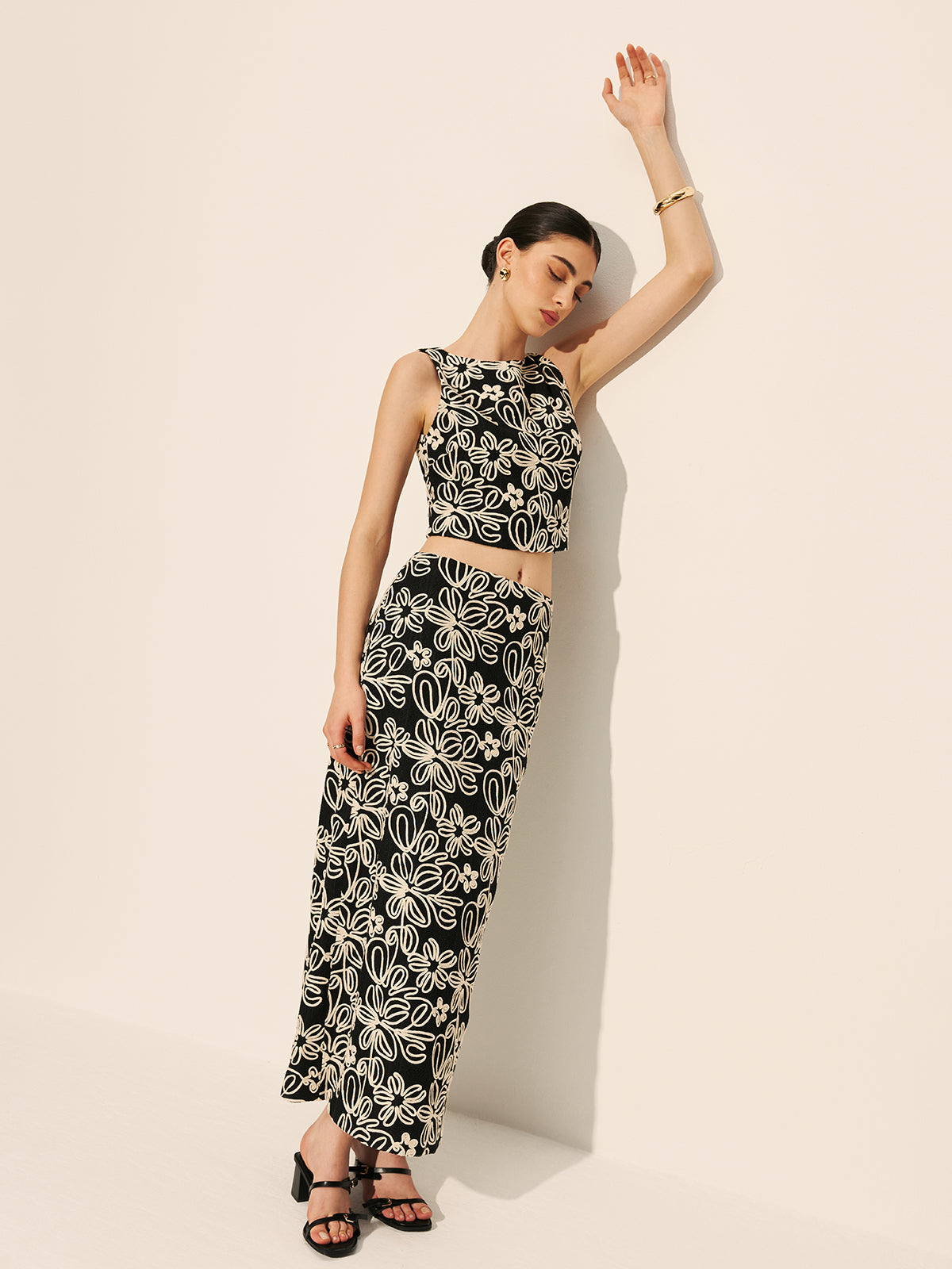 Keyhole Back Floral Embroidered Crop Top-Chicvia