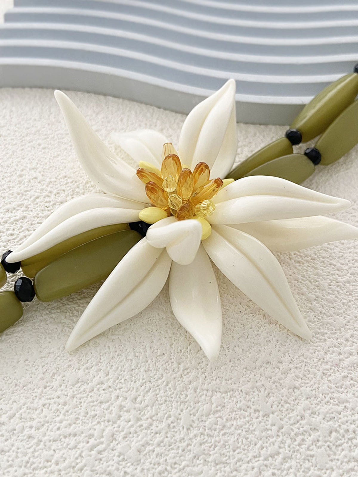 Floral Detail Beaded Bracelet-Chicvia