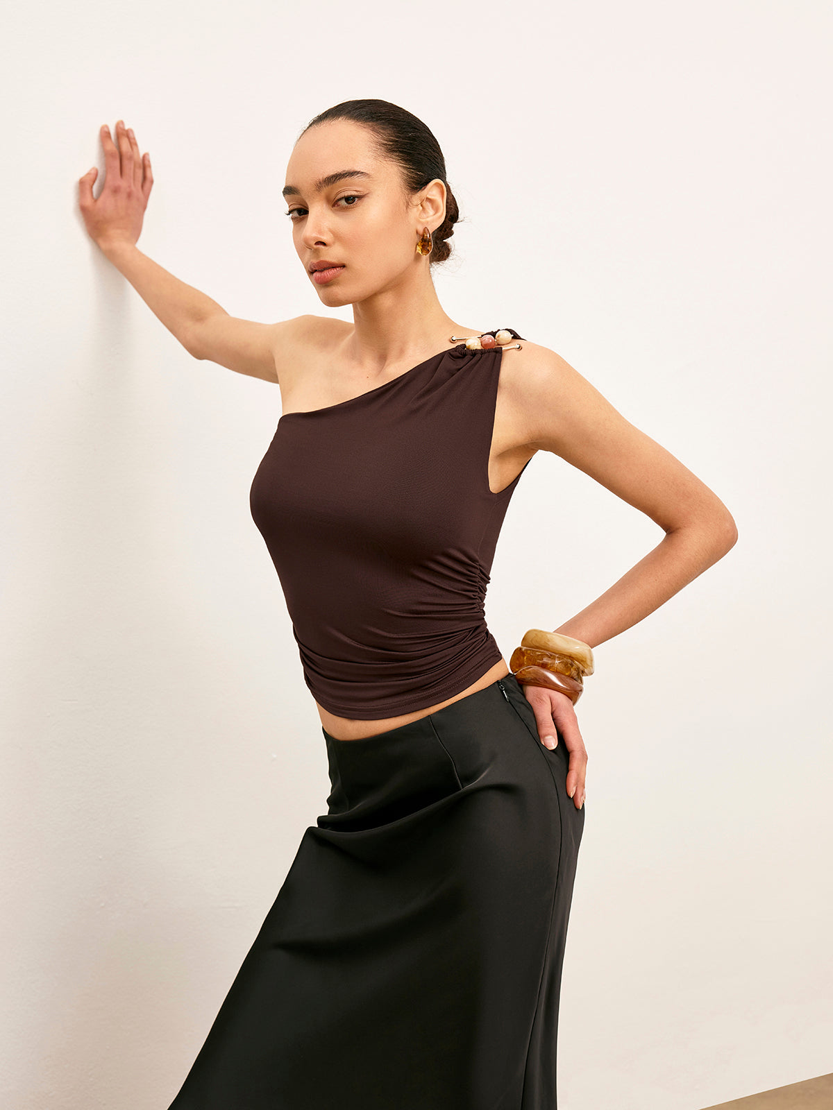 One-Shoulder Metal Detail Ruched Top-Chicvia