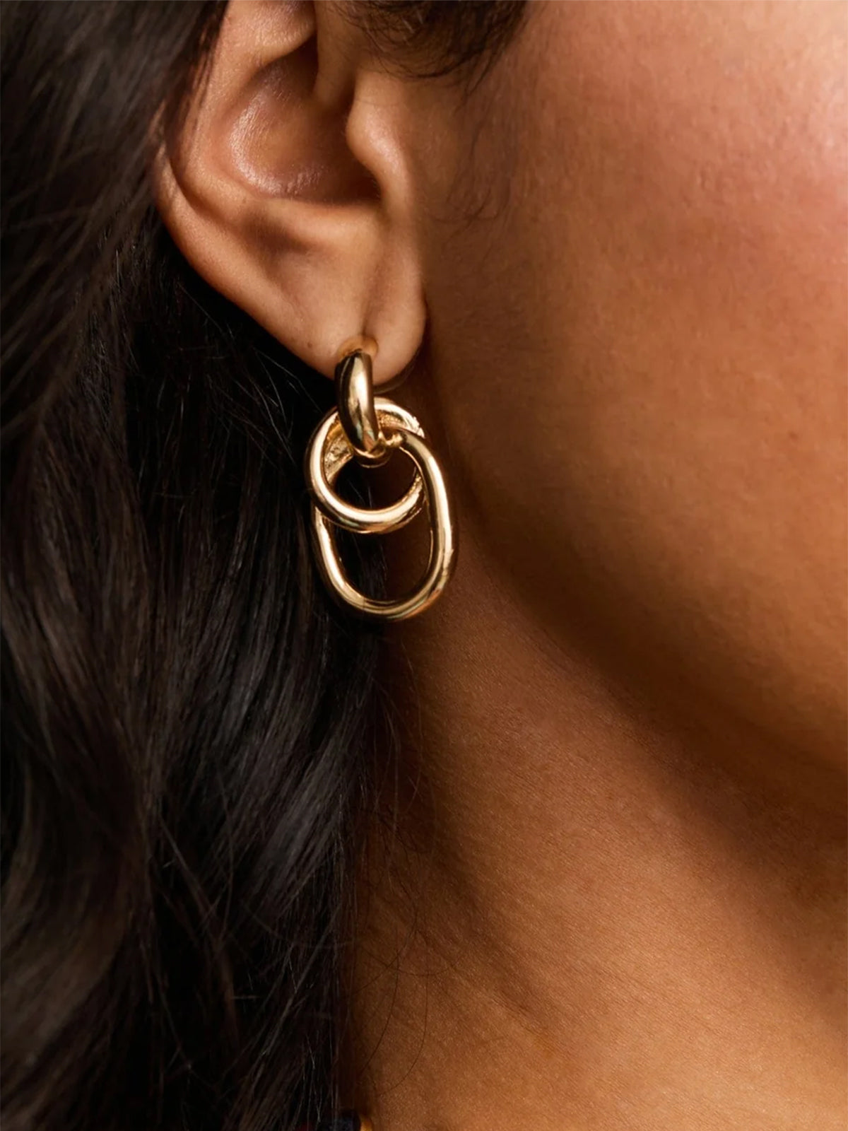 Gold-Tone Interlocking Hoop Earrings-Chicvia
