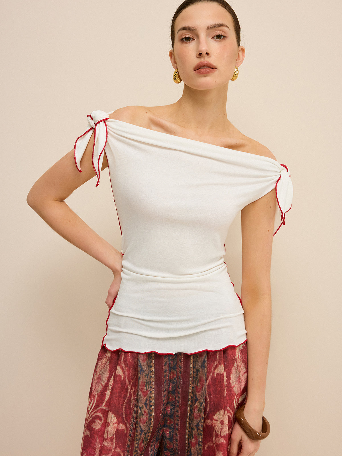 Off-Shoulder Contrast Trim Knotted Top-Chicvia