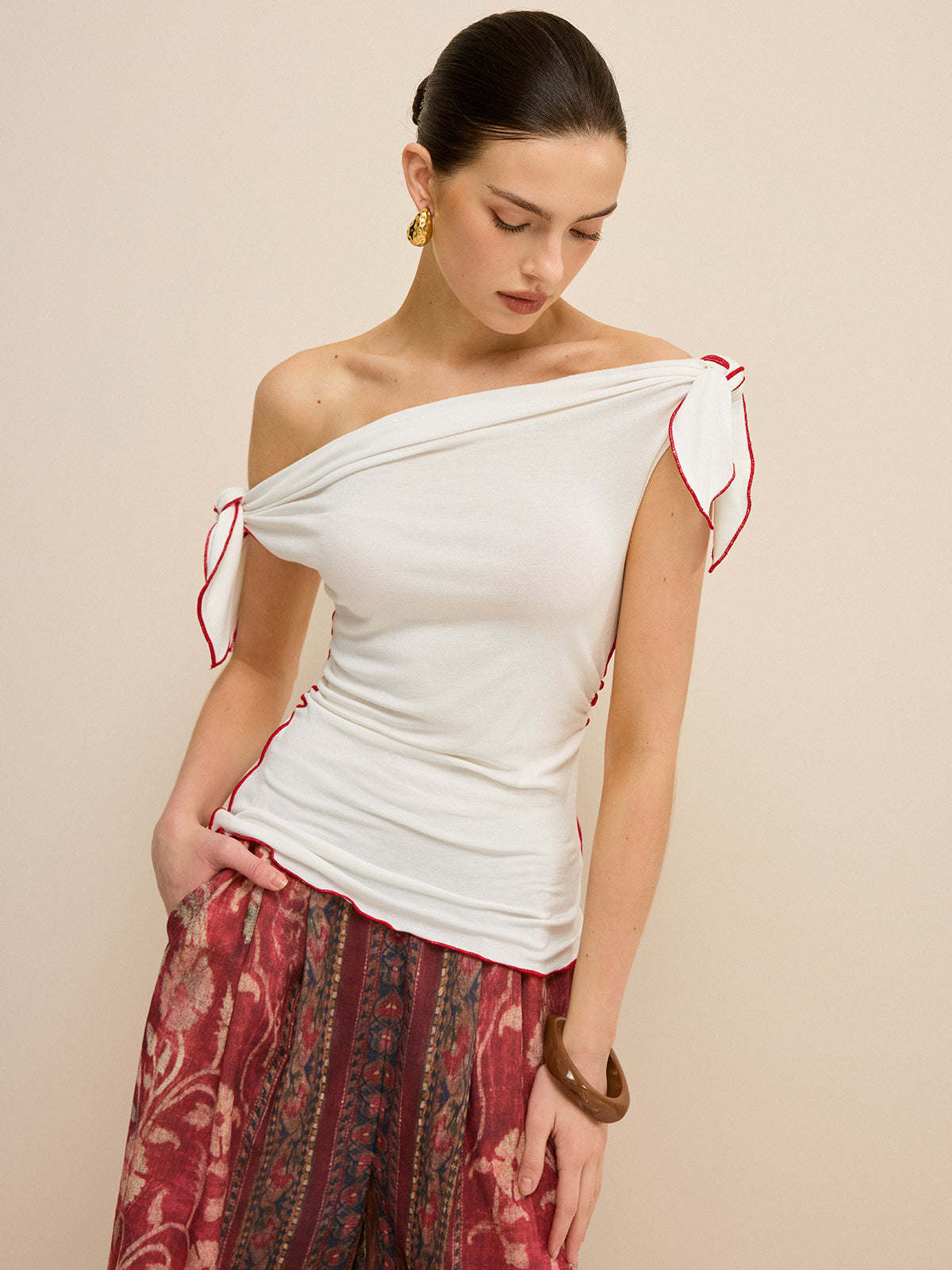 Off-Shoulder Contrast Trim Knotted Top-Chicvia