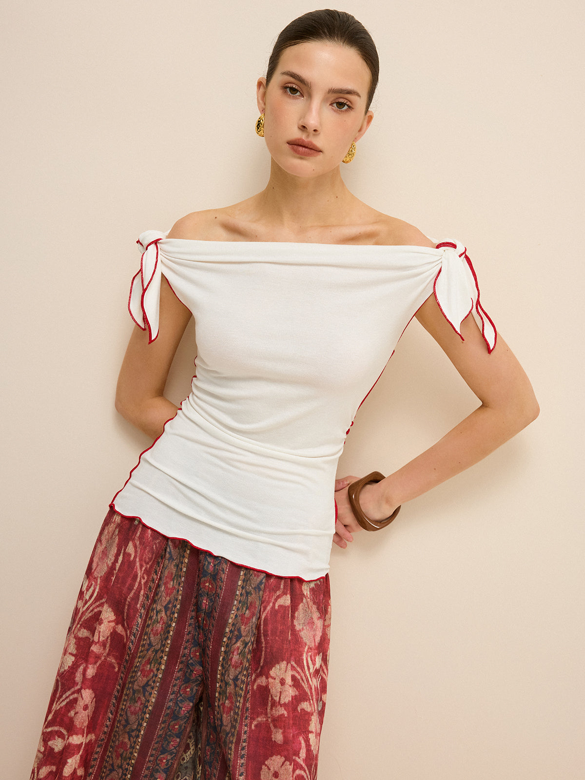 Off-Shoulder Contrast Trim Knotted Top-Chicvia