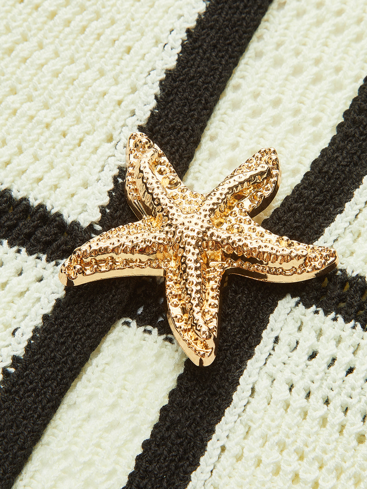 Contrast Trim Starfish Button Knitted Top-Chicvia