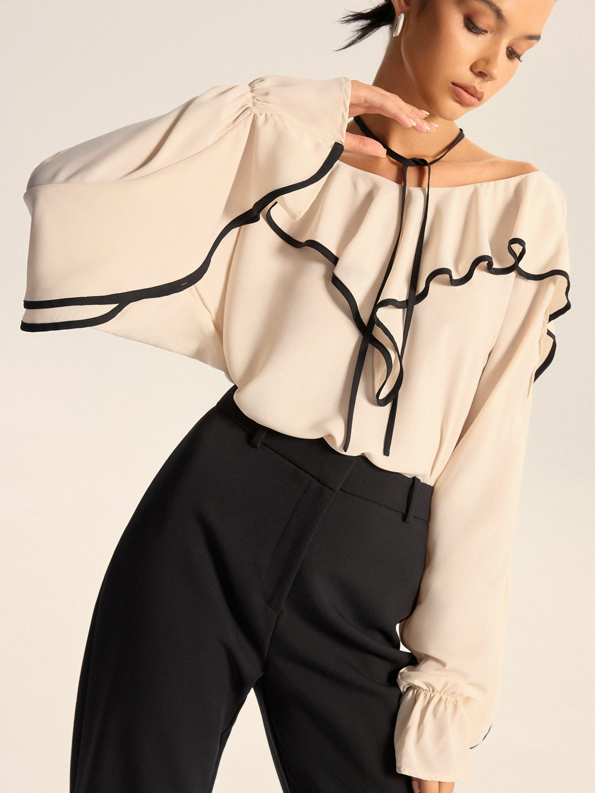 Contrast Trim Ruffle Collar Blouse-Chicvia