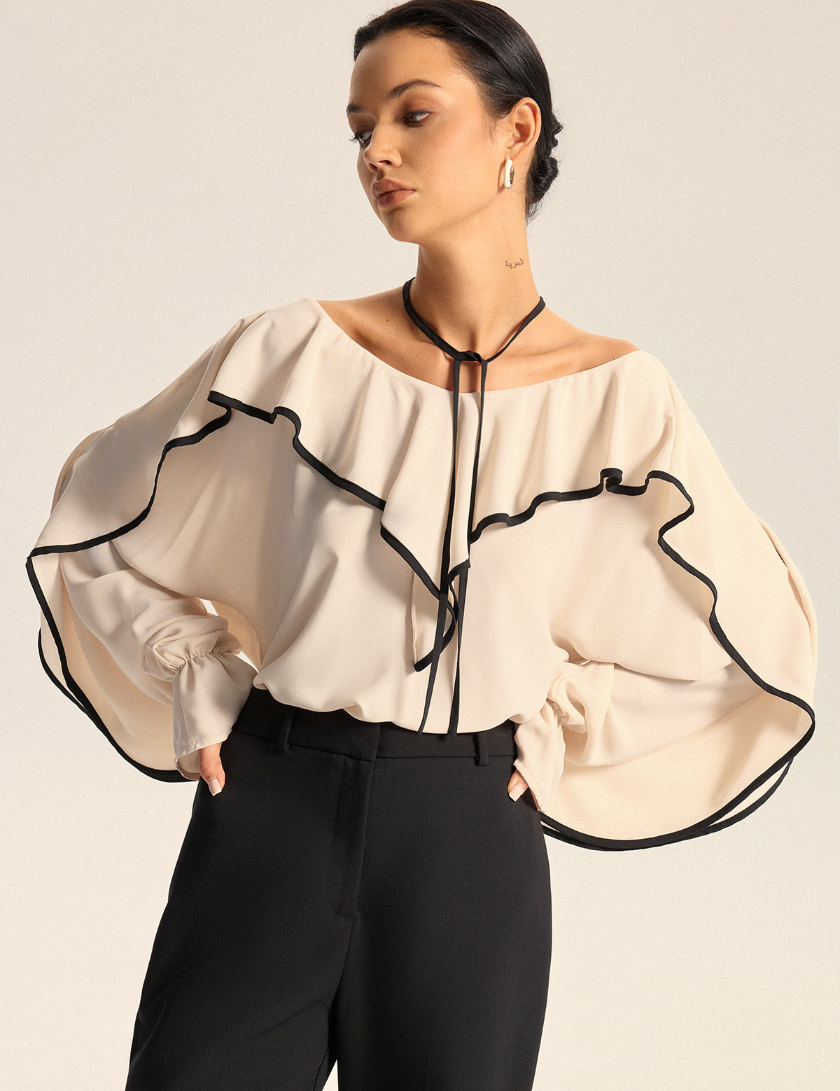 Contrast Trim Ruffle Collar Blouse-Chicvia