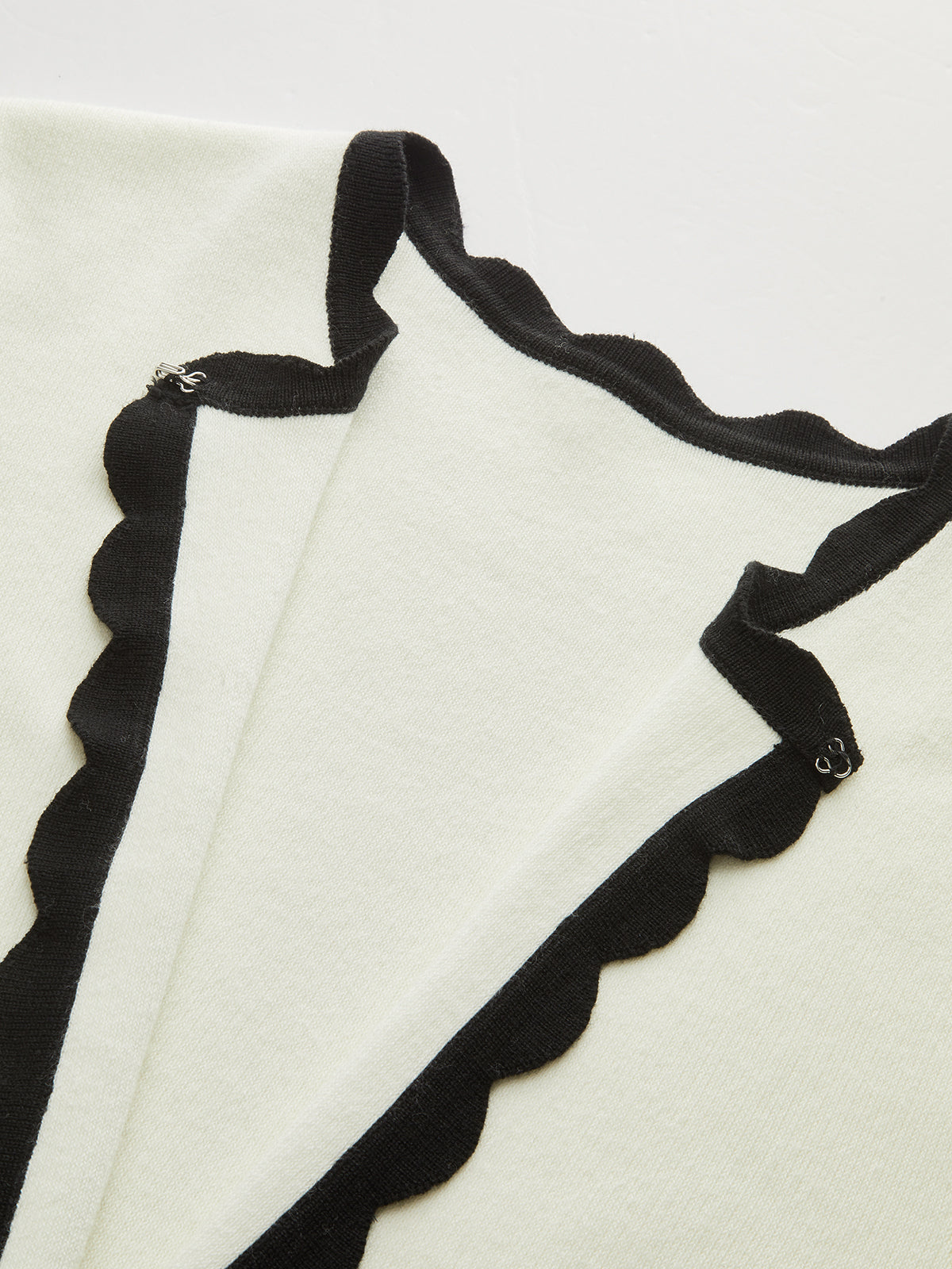 Contrast Scallop Trim Knit Cardigan-Chicvia