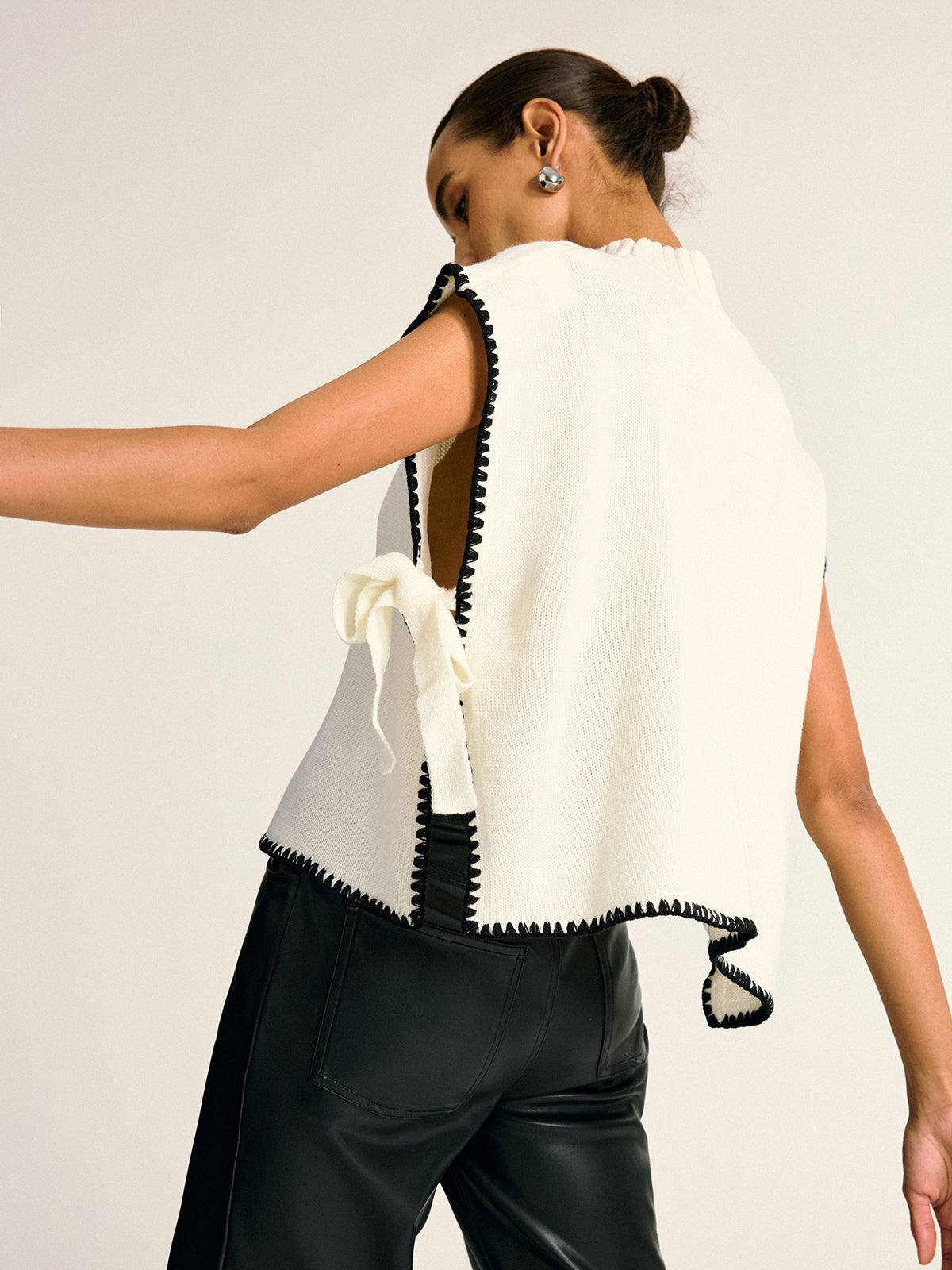 Contrast Trim Side Bow Mock Neck Sweater Vest-Chicvia