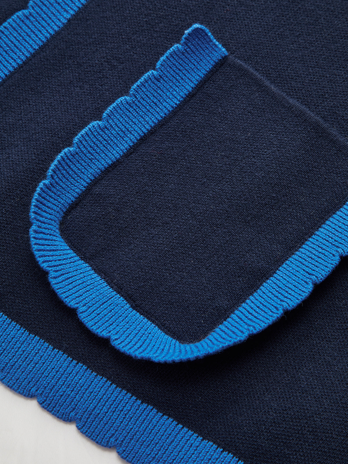 Contrast Trim Scallop Collar Cardigan-Chicvia