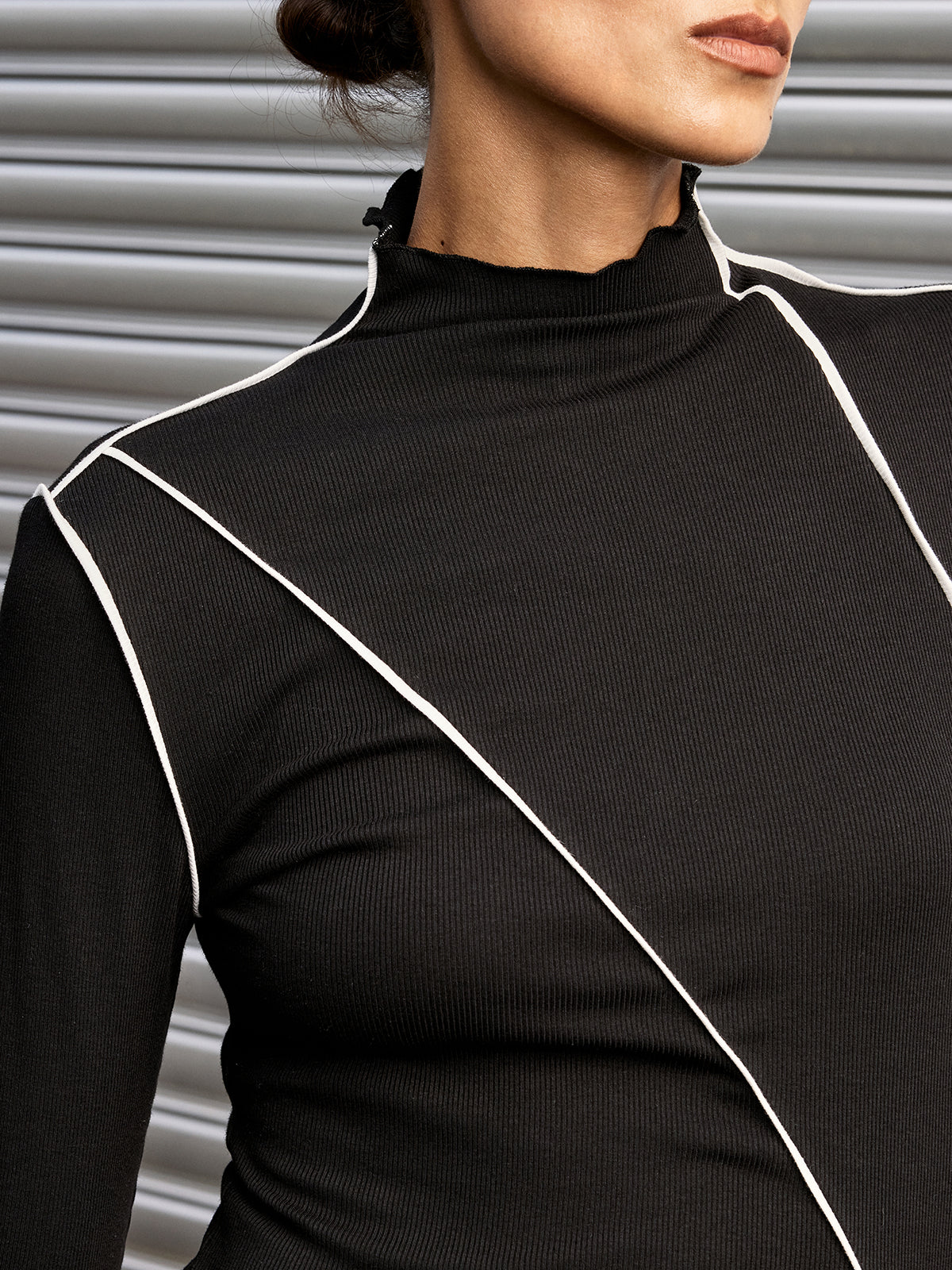 Contrast Asymmetric Piping Mock-Neck T-Shirt-Chicvia