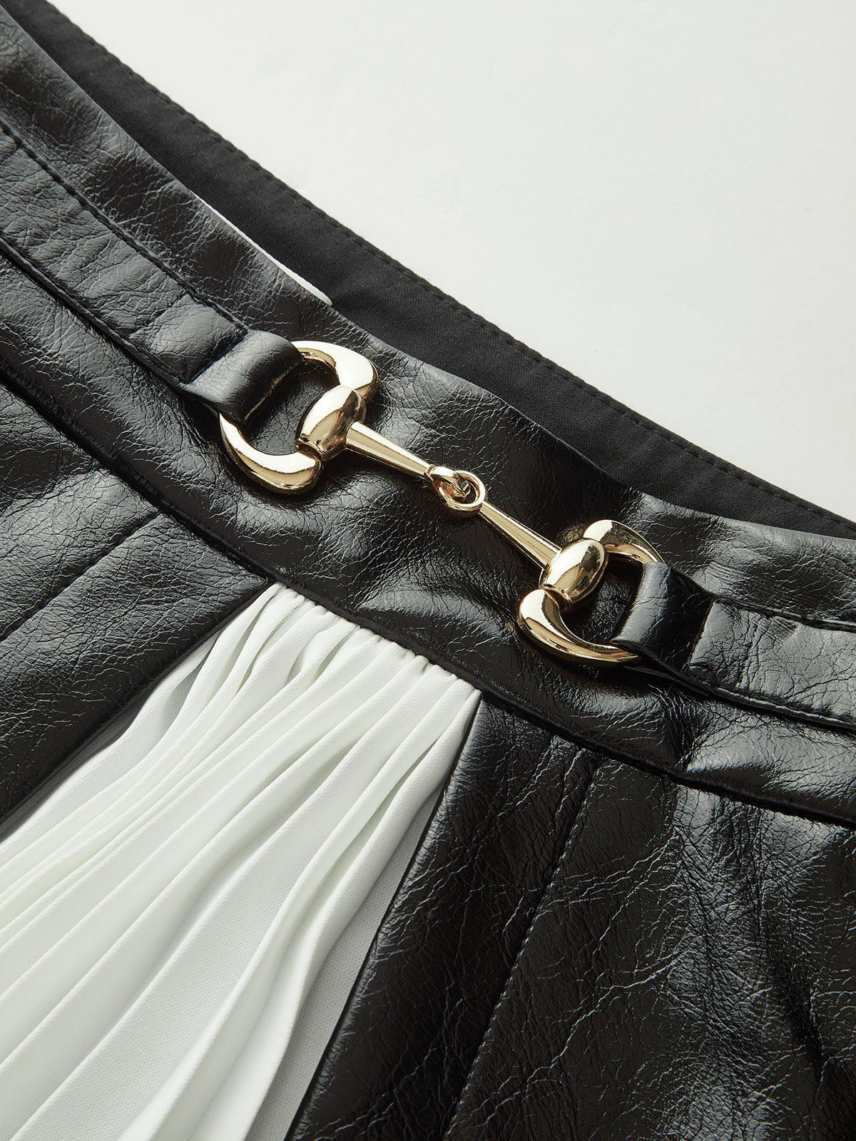 Contrast Pleated Faux Leather Mini Skirt-Chicvia