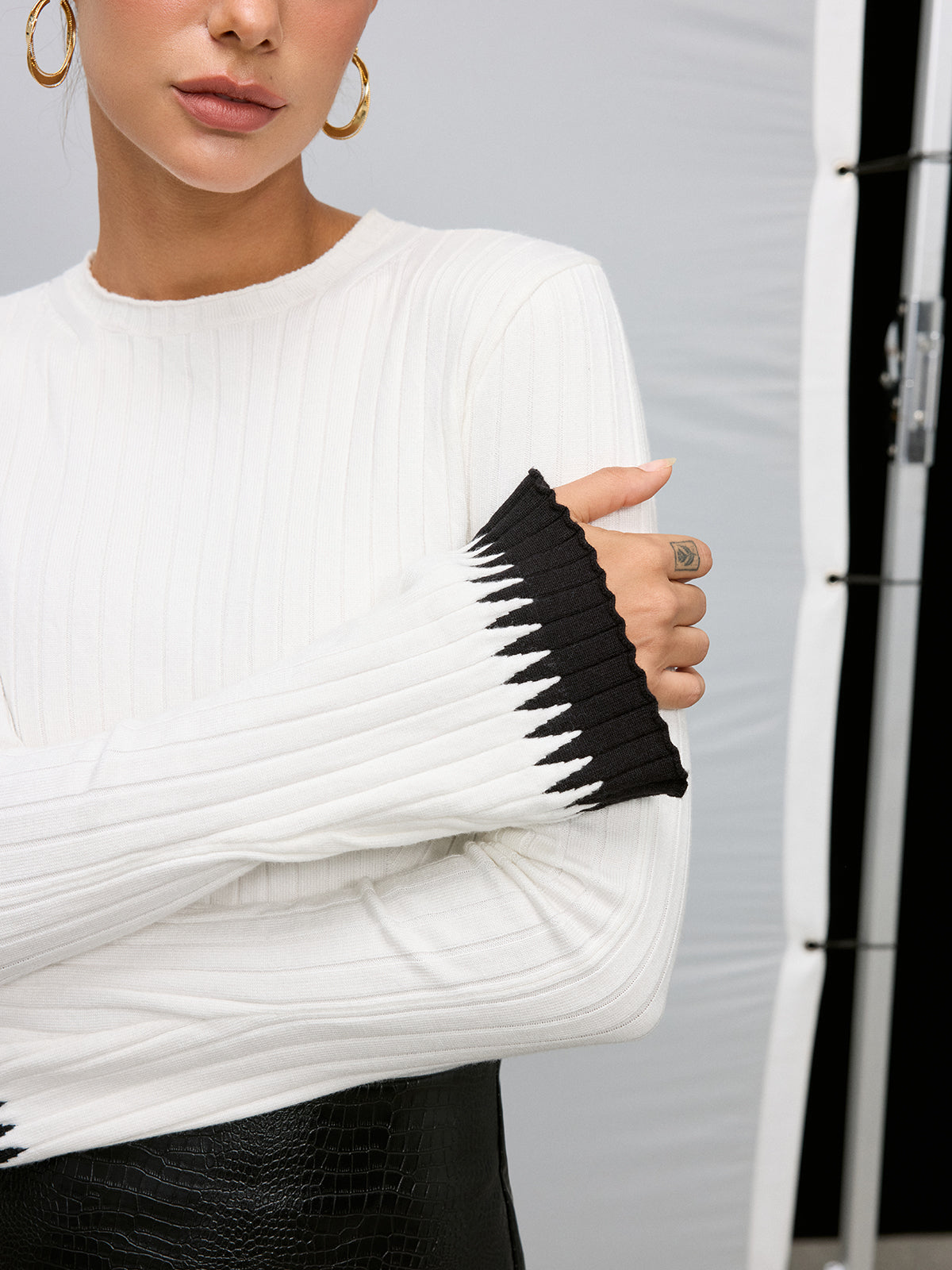 Contrast Cuff Crew Neck Knit Sweater-Chicvia