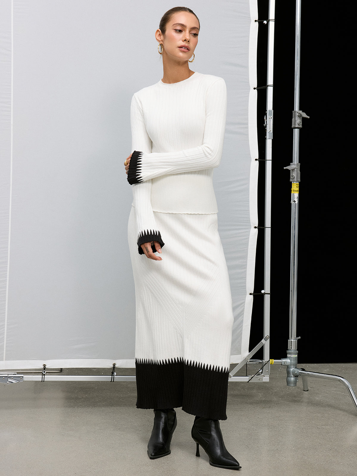 Contrast Cuff Crew Neck Knit Sweater-Chicvia