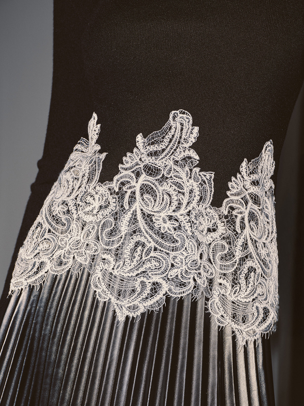 Contrast Lace Hem Knit Top-Chicvia