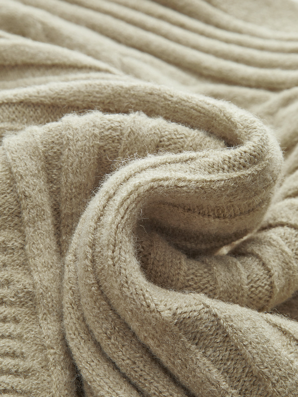 Off-Shoulder Cable-Knit Cropped Sweater-Chicvia