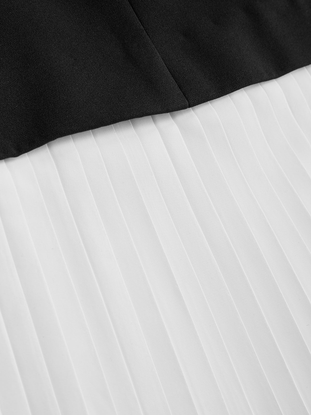 Metal-Buckle Cutout Contrast-Pleat Dress-Chicvia