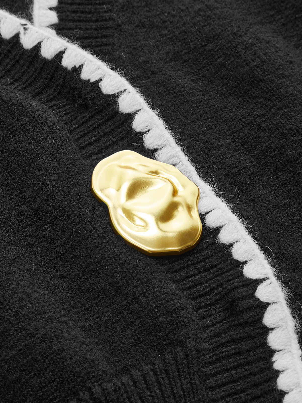 Contrast Trim Sleeveless Knit Vest-Chicvia