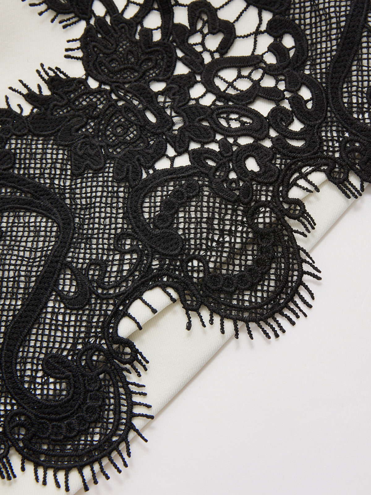 Contrast Lace Trim Mid-Waist Shorts-Chicvia