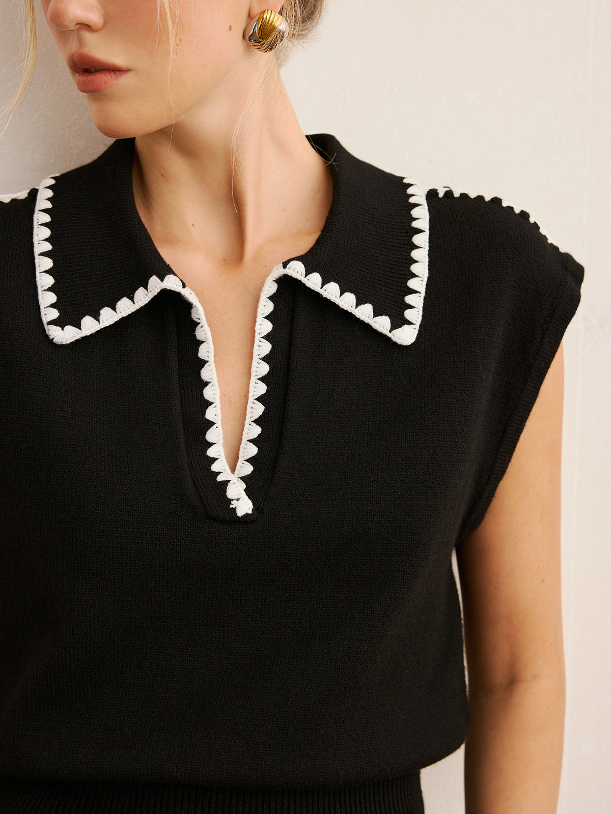 Contrast Trim Sleeveless Knit Polo Vest-Chicvia