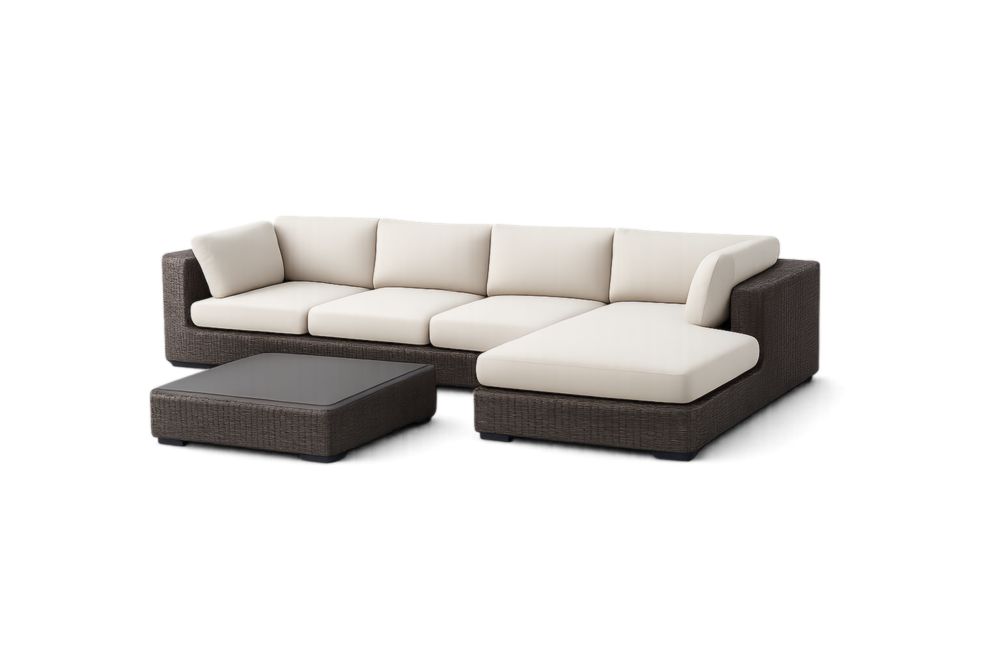 Canapé d'angle en rotin avec table basse et coussins beiges