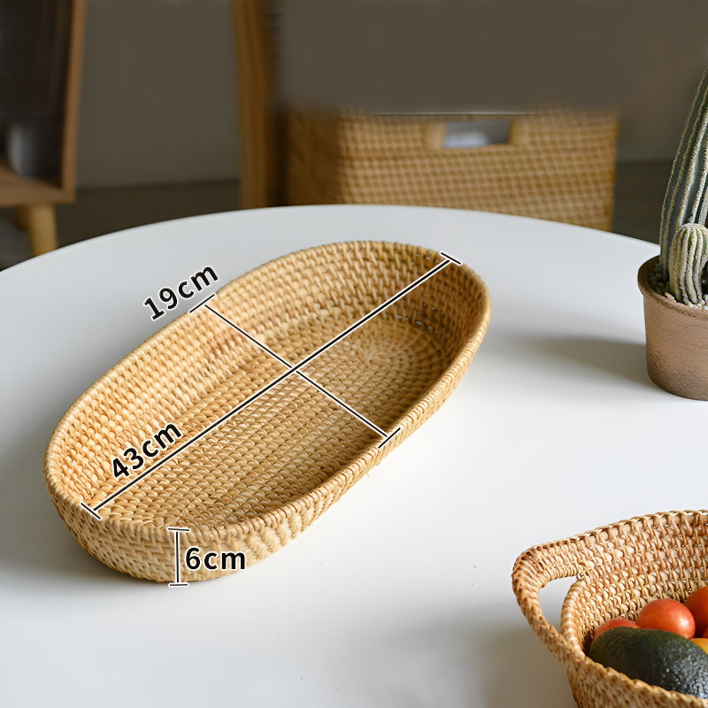 Nordischer Obstkorb aus geflochtenem Holz und Rattan